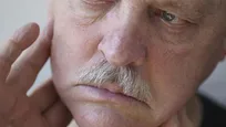 فاجعه در آینه؛ چرا صورت‌تان هر روز صبح مثل بادکنک پف می‌کند؟ / ۵ «قاتلِ زیبایی» که در اتاق خوابتان مخفی شده‌اند!
