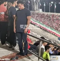 اقامه نماز در سکوهای ورزشگاه آزادی در اوج هیجان بازی+ عکس