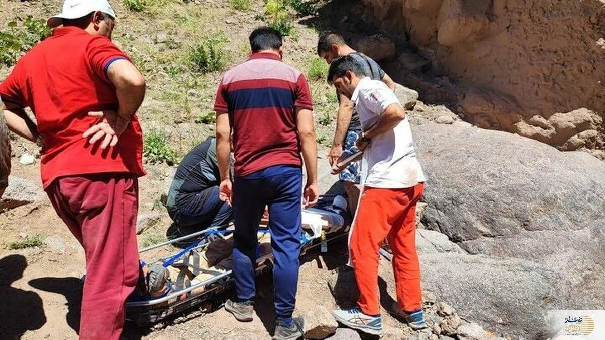 سقوط از ارتفاع در ارتفاعات اشنویه/ امدادرسانی سریع هلال‌احمر جان گردشگر را نجات داد + ویدیو