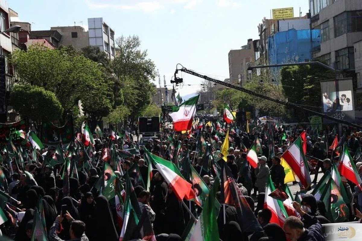 روایت میدانی صدآنلاین از چهلمین روز شهادت رهبر؛ اشک و ایمان جوانان در قلبِ خیابان جمهوری تهران