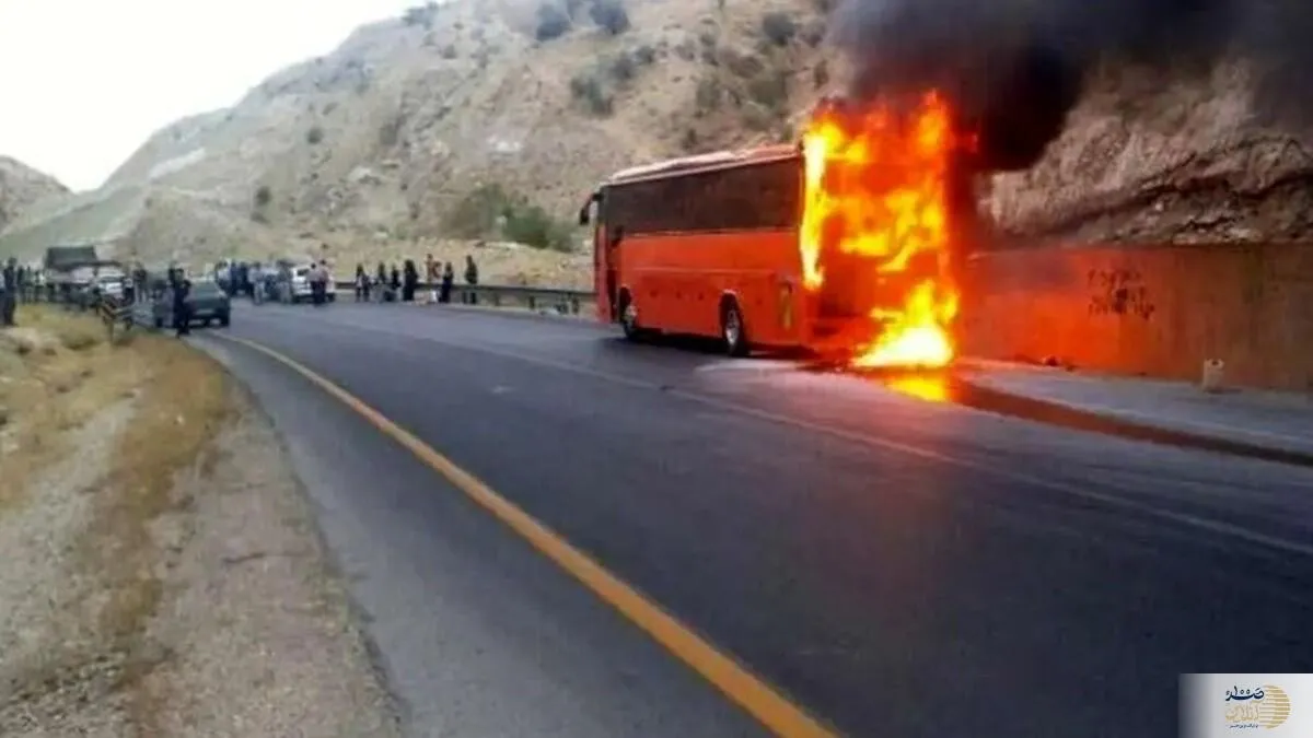 اتوبوس مسافربری در جاده سمنان در آتش سوخت