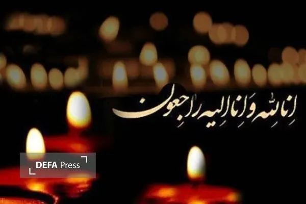 آیت الله العظمی محمد تقی حکیم بر پیکر رهبر شهید در نجف نماز می خواند