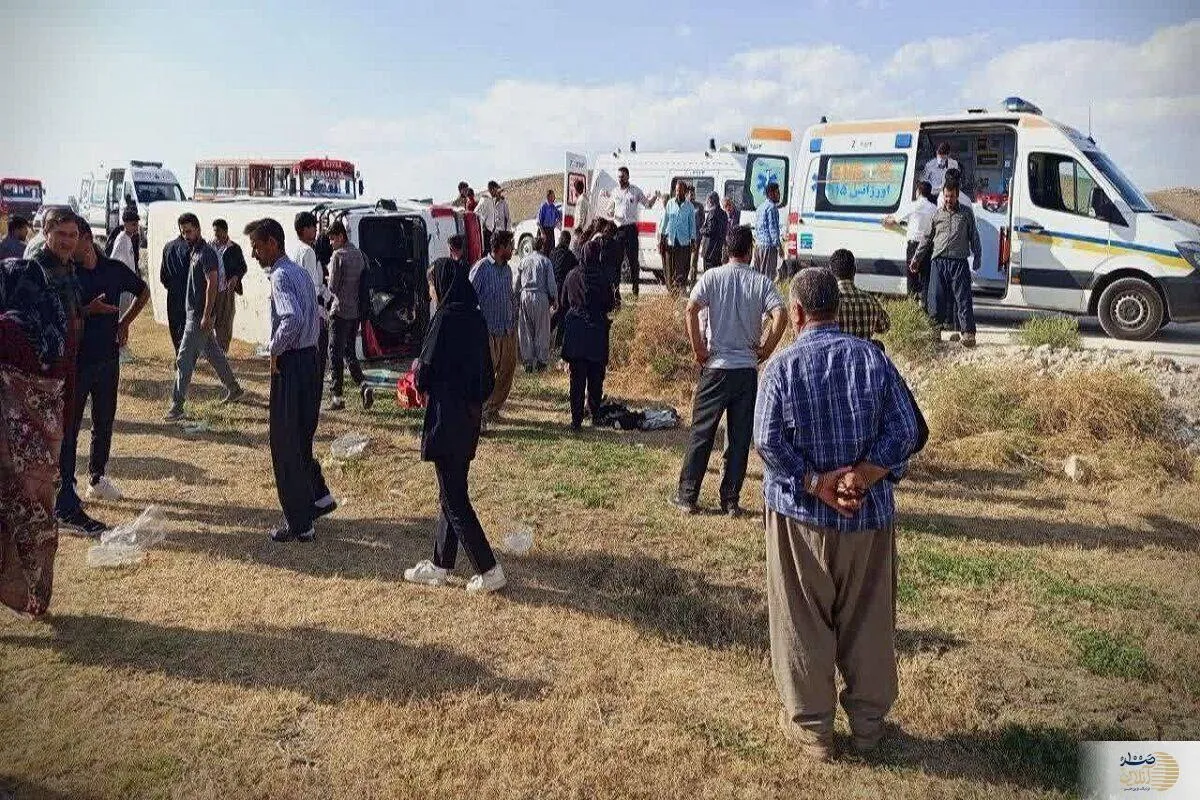 مینی‌بوس حامل دانش‌آموزان واژگون شد/ ۱۳ نفر راهی بیمارستان شدند