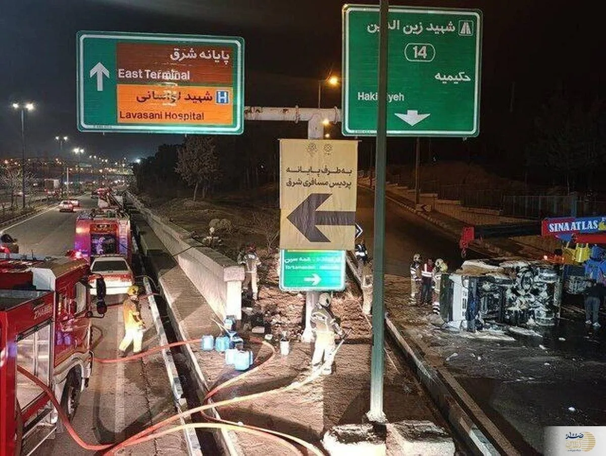 کامیونت حامل ۱۵۰۰ لیتر بنزین در بزرگراه تهران واژگون شد