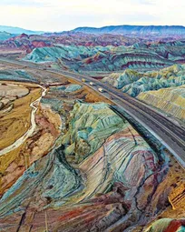کوه های رنگین کمانی آلاغلارا