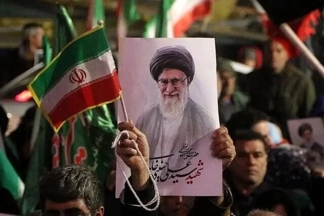گزارش روسیا الیوم از حضور گسترده مردم ایران در مراسم تشییع رهبر شهید انقلاب