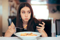 چگونه از پرخوری عصبی فرار کنیم؟
