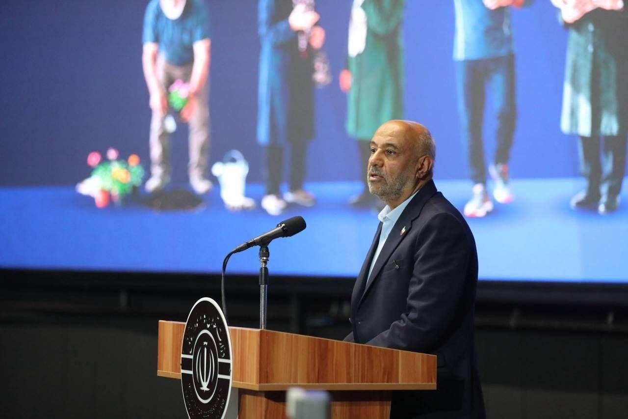 خط و نشانِ محکمِ پزشکیان برای آمریکا در جمع بازنشستگان؛ در برابر قلدری سر خم نمی‌کنیم / پاتکِ اقتصادیِ دولت با «زرین‌تأمین» و افزایش کالابرگ
