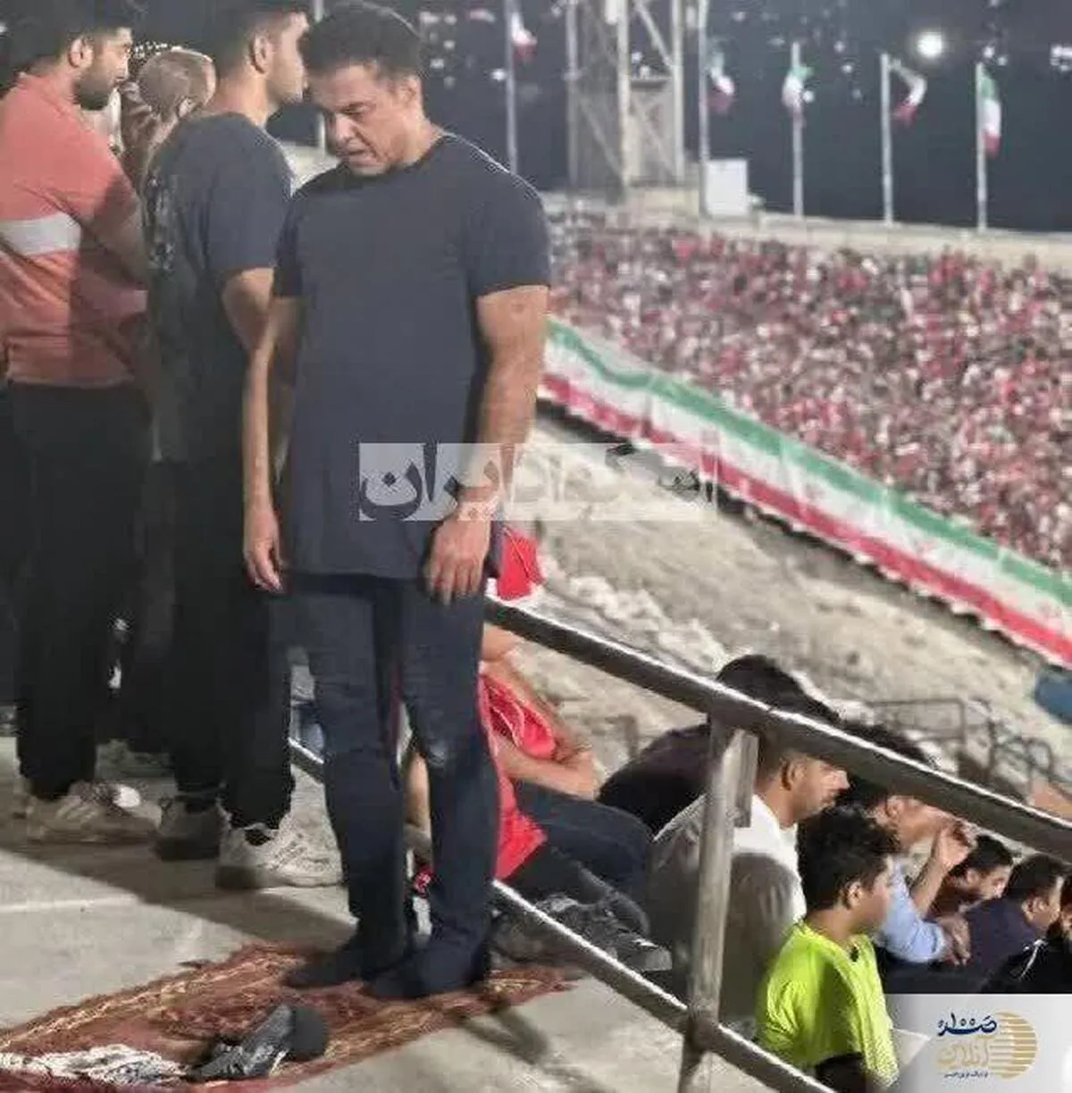 اقامه نماز در سکوهای ورزشگاه آزادی در اوج هیجان بازی+ عکس
