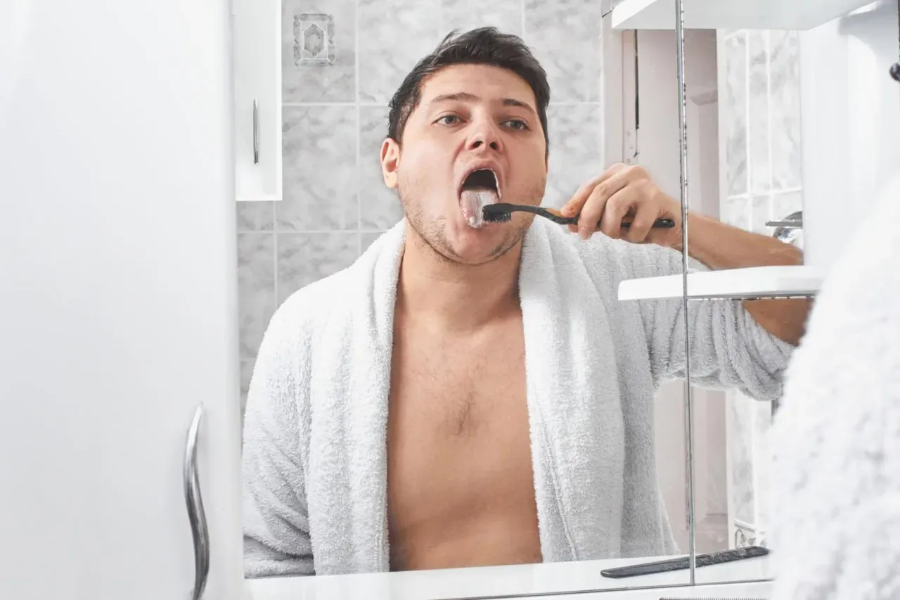 فاجعه‌ی بوی بد دهان صبحگاهی؛ چرا باکتری‌ها در دهان شما جشن می‌گیرند؟ + راهکار فوری برای فرار از این کابوس