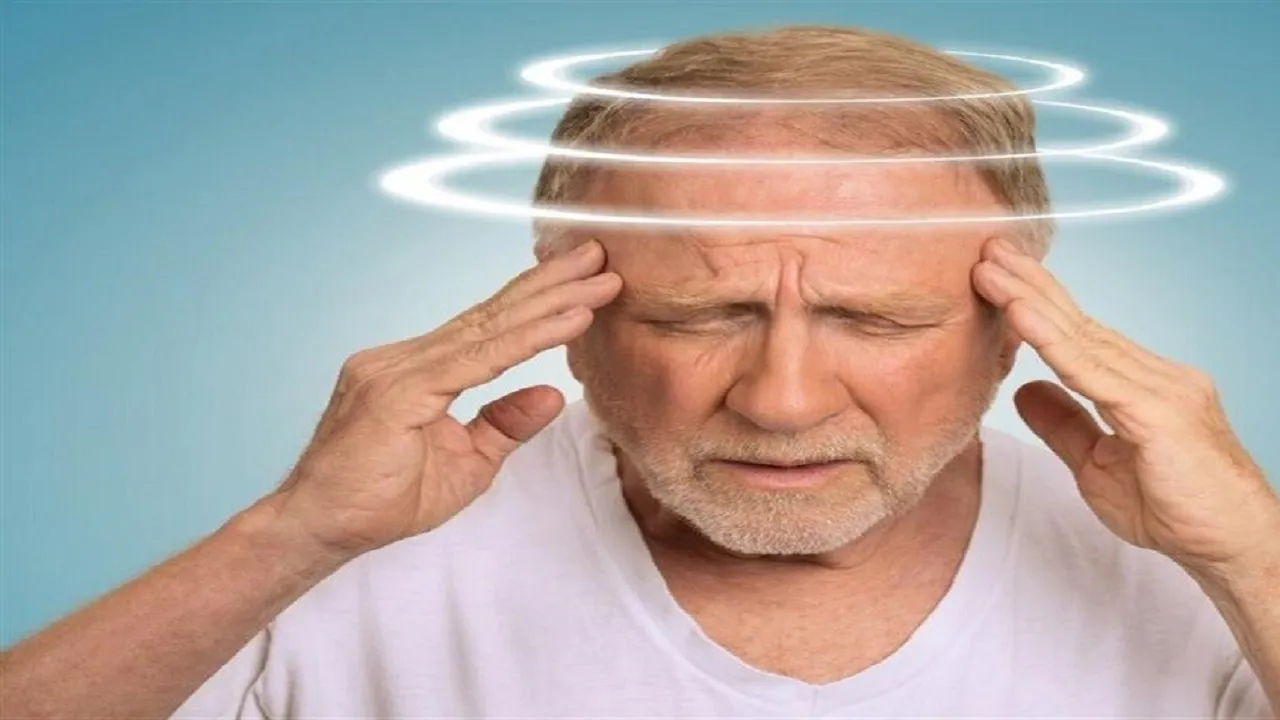 سرگیجه هنگام ایستادن/ طبیعی است یا زنگ خطر برای فشار خون و قلب؟