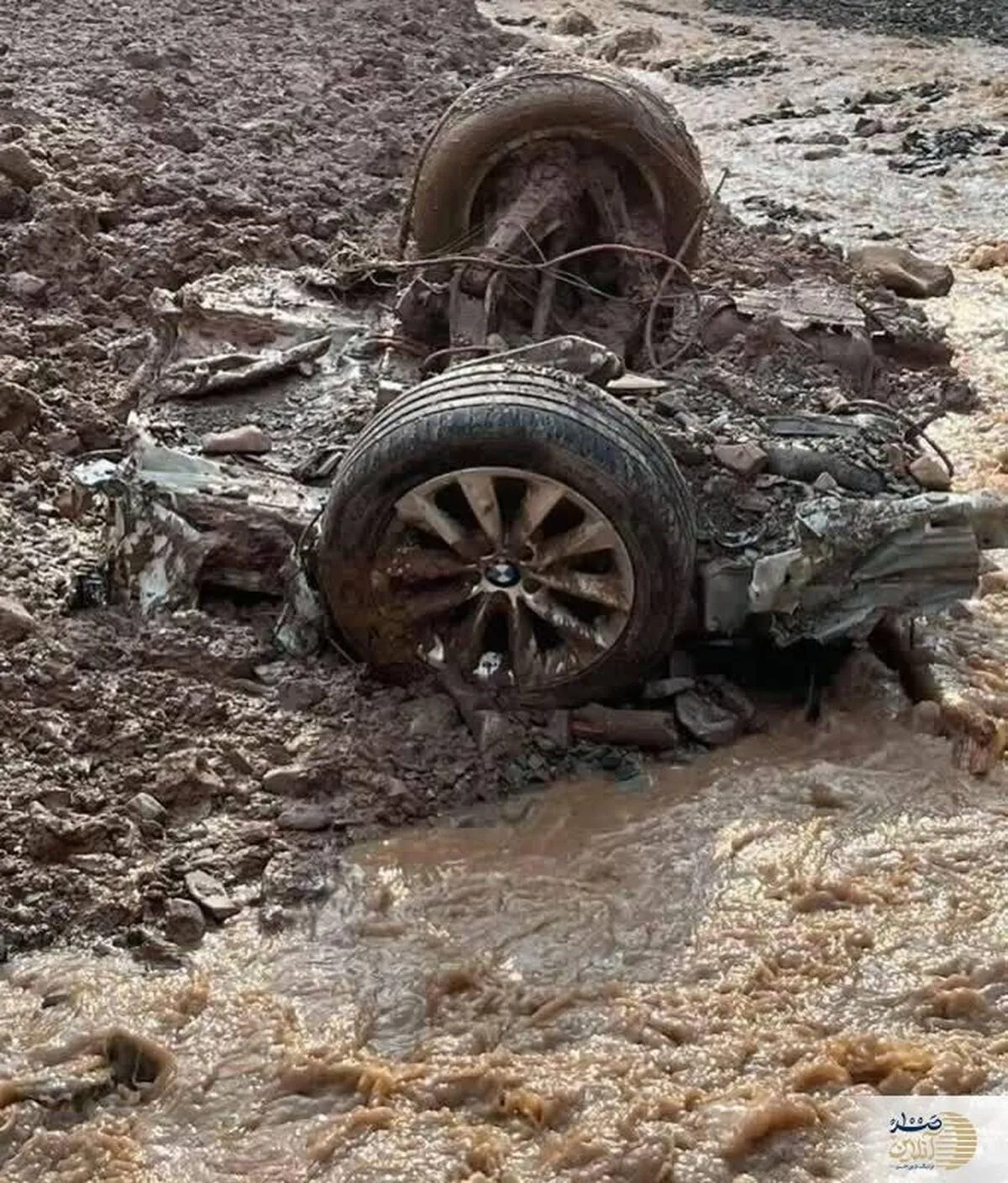 دفن شدن خودروی آخرین مدل آلمانی در سیل دیروز جاده چالوس/عکس