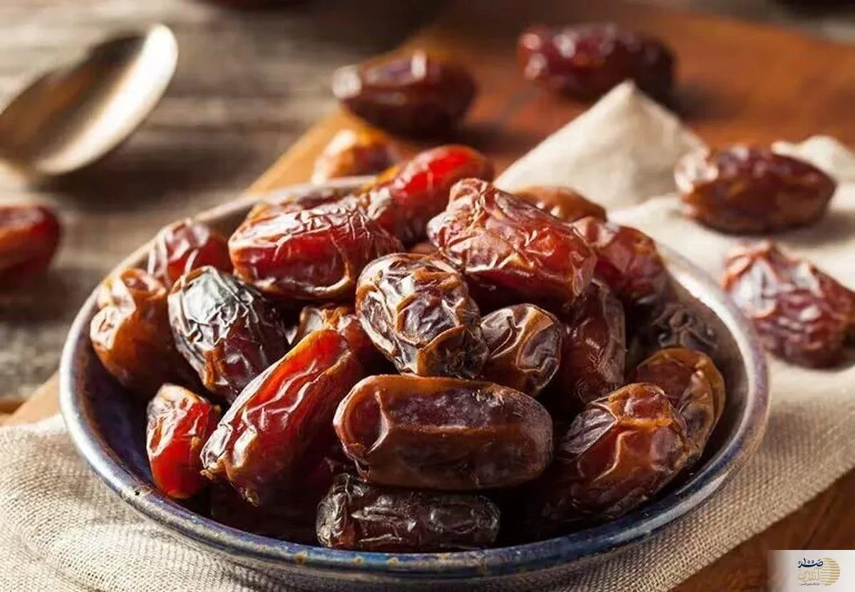 خرما همراه با آب/ معجونی ساده برای درمان نفخ و بهبود حرکات روده