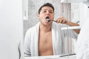فاجعه‌ی بوی بد دهان صبحگاهی؛ چرا باکتری‌ها در دهان شما جشن می‌گیرند؟ + راهکار فوری برای فرار از این کابوس